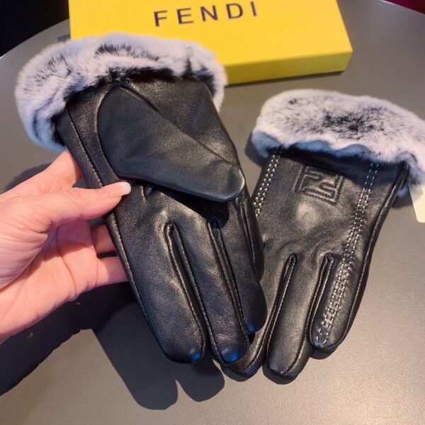 Fendi Gloves In Black