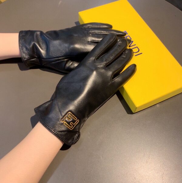 Fendi Gloves In Black