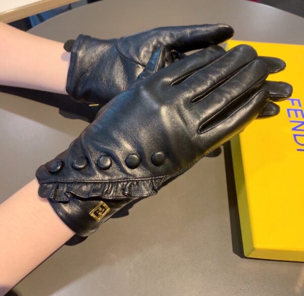 Fendi Gloves In Black