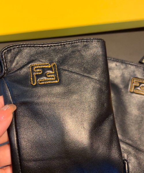 Fendi Gloves In Black