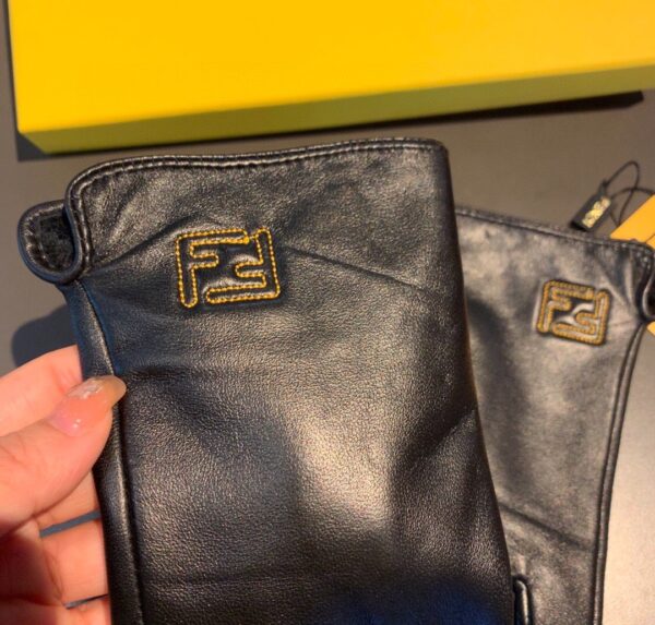Fendi Gloves In Black