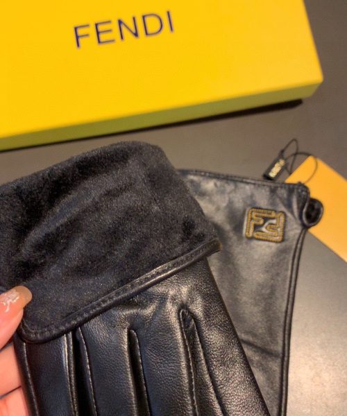 Fendi Gloves In Black