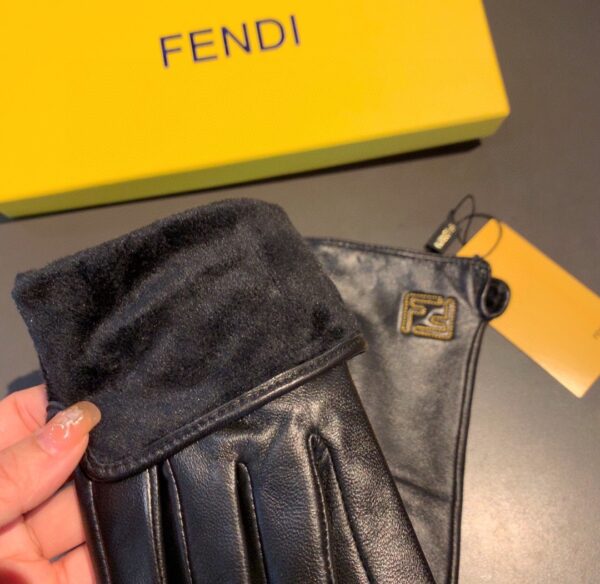 Fendi Gloves In Black