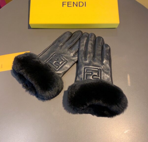 Fendi Gloves In Black