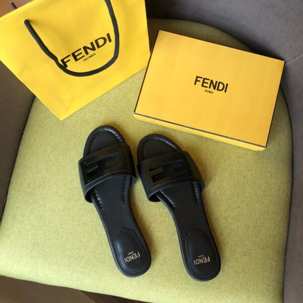Fendi Signature Black For Women FF 8R8136AE7TF0ABB