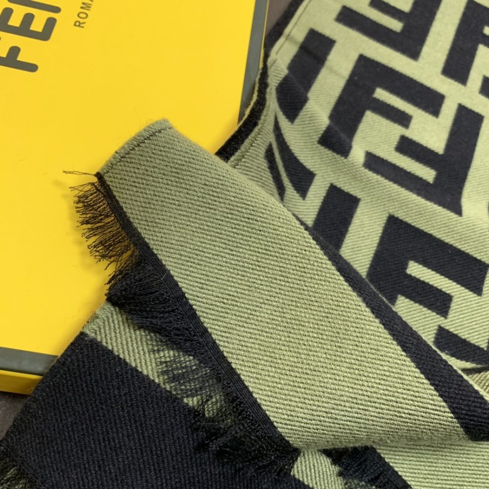 Fendi Wool and Silk Green and Black 180cm/71in - Image 4