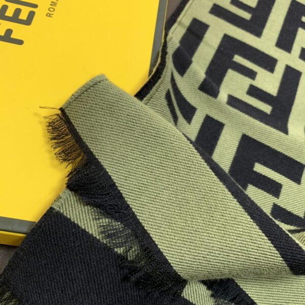 Fendi Wool and Silk Green and Black 180cm/71in