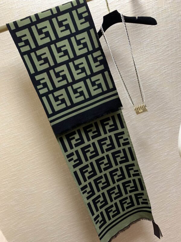 Fendi Wool And Silk Green and Black Scarf 180cm/71in 