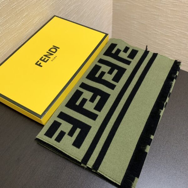 Fendi Wool And Silk Green and Black Scarf 180cm/71in