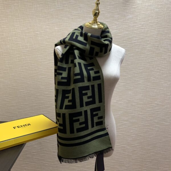 Fendi Wool And Silk Green and Black Scarf 180cm/71in