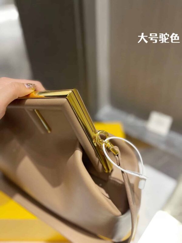FN043 - Fendi Women's Fashion Bag