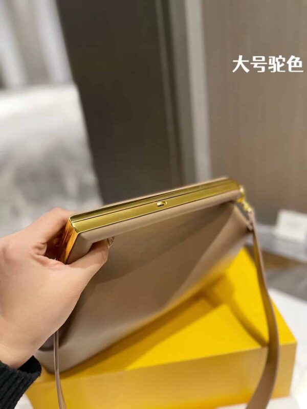 FN043 - Fendi Women's Fashion Bag