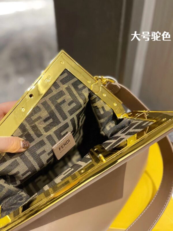 FN043 - Fendi Women's Fashion Bag