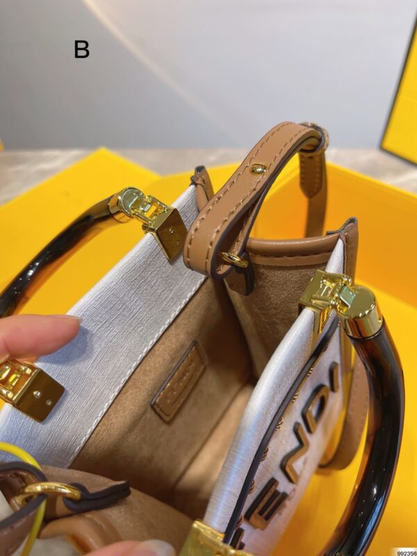 FN45 - Fendi Women's Fashion Bag