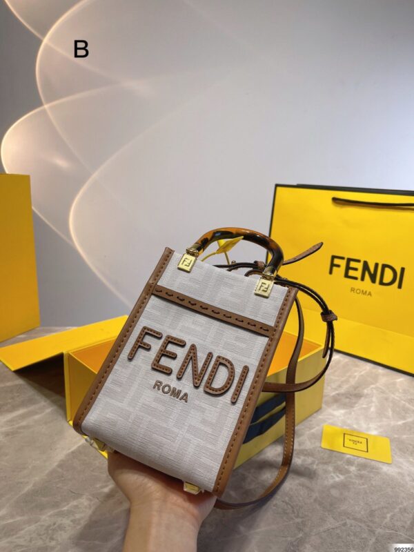 FN45 - Fendi Women's Fashion Bag