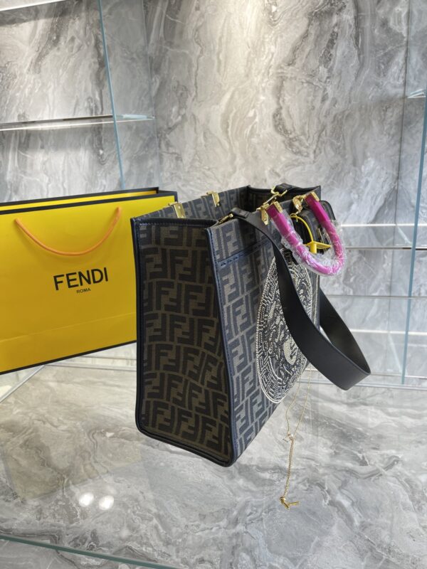 FN52 - Fendi Women's Fashion Bag