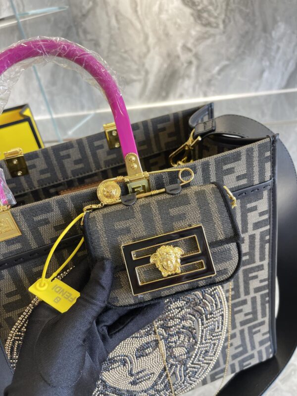 FN52 - Fendi Women's Fashion Bag