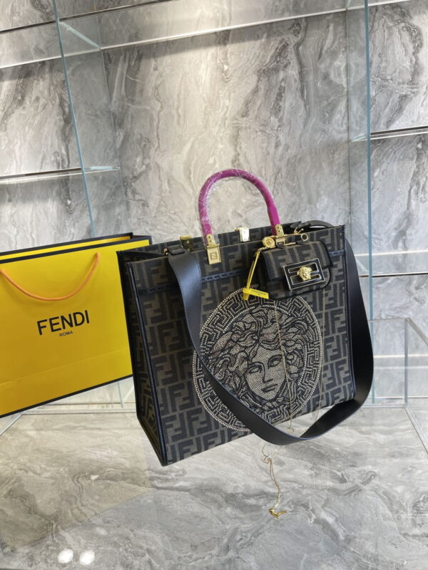 FN52 - Fendi Women's Fashion Bag