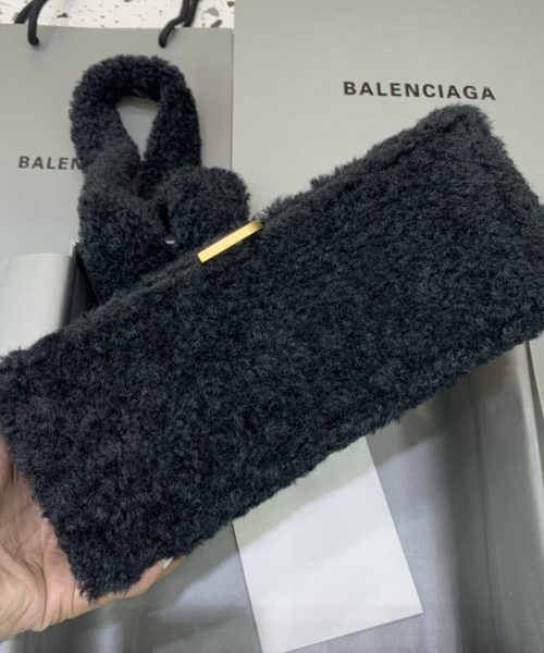 Furry Hourglass Small Handbag With Strap In Black For Women 9.4in/24cm 676365210FU1000
