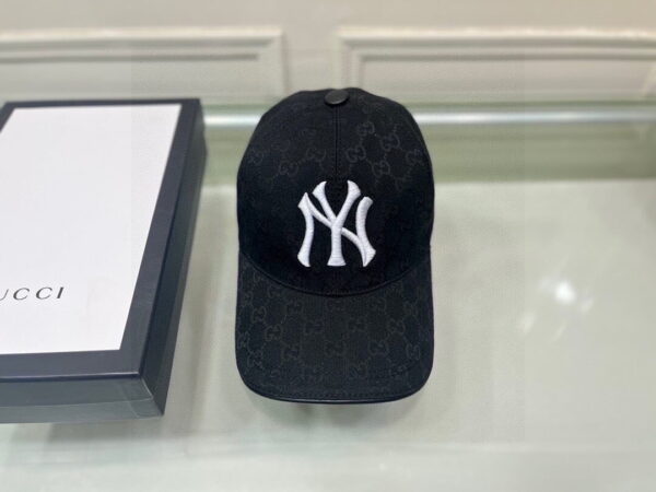 Gucci Baseball Cap In Black