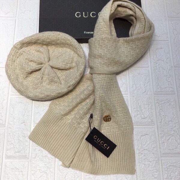 Gucci Beanie & Scarf Set In Beige