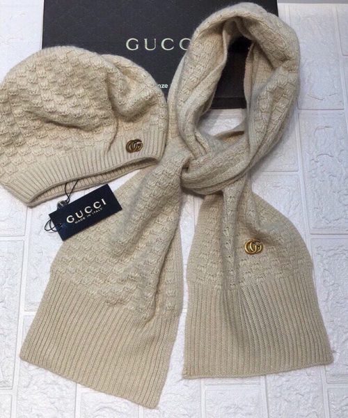 Gucci Beanie & Scarf Set In Beige 