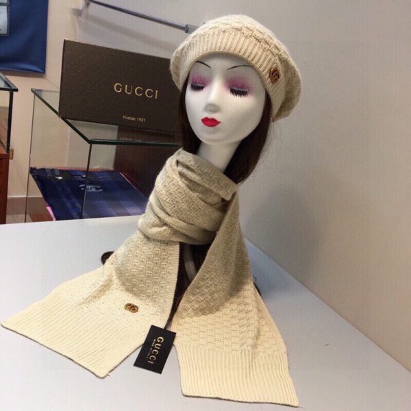 Gucci Beanie & Scarf Set In Beige
