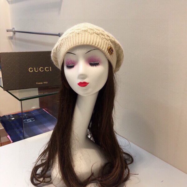 Gucci Beanie & Scarf Set In Beige