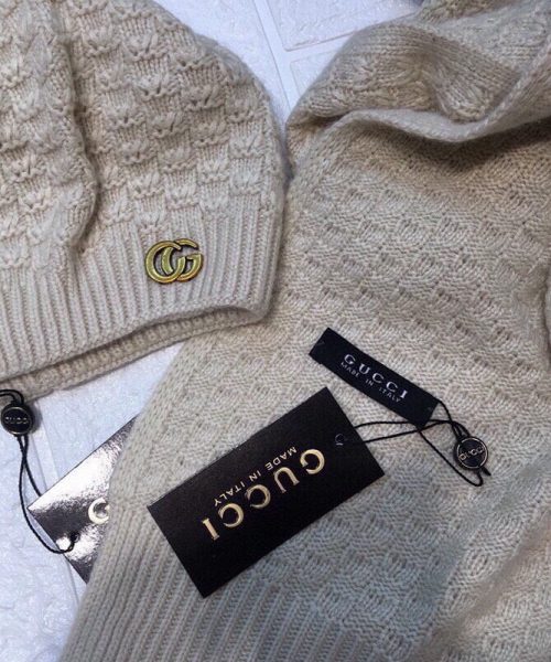 Gucci Beanie & Scarf Set In Beige 