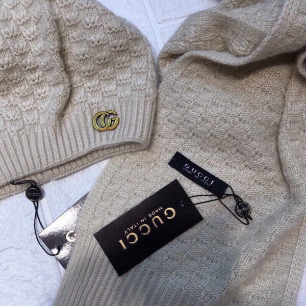 Gucci Beanie & Scarf Set In Beige