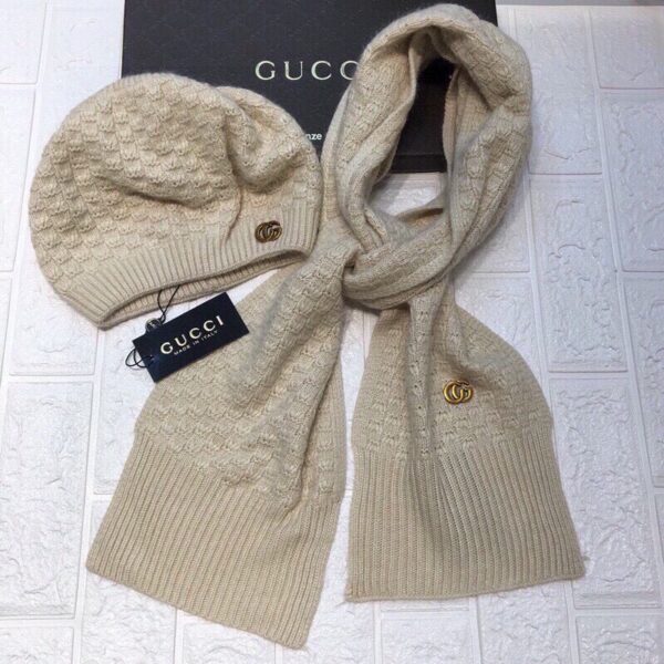 Gucci Beanie & Scarf Set In Beige