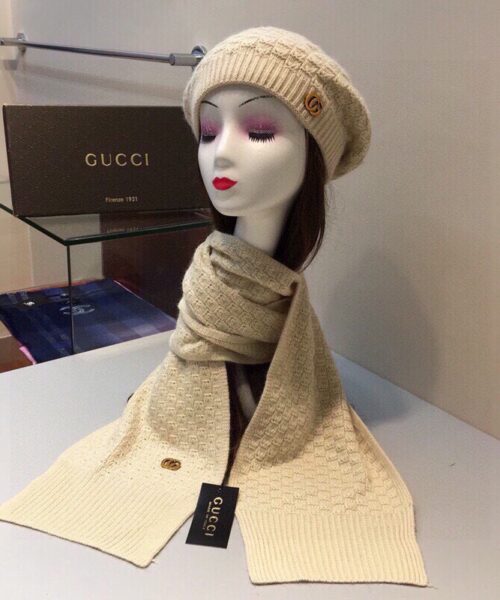 Gucci Beanie & Scarf Set In Beige