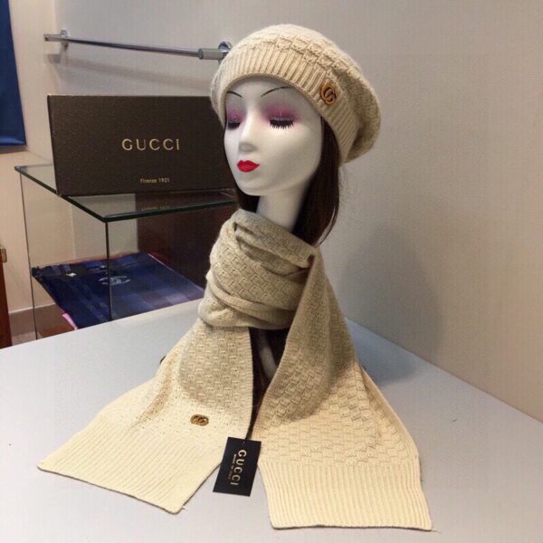 Gucci Beanie & Scarf Set In Beige