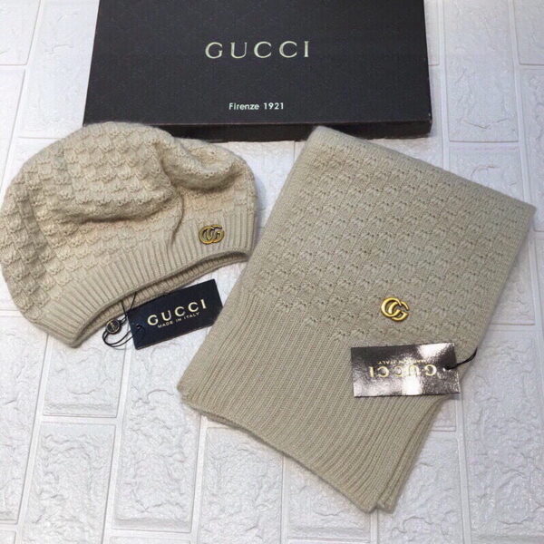 Gucci Beanie & Scarf Set In Beige