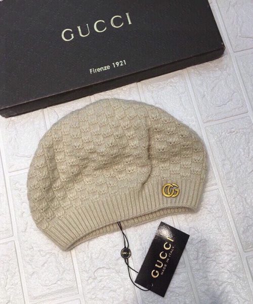 Gucci Beanie & Scarf Set In Beige 