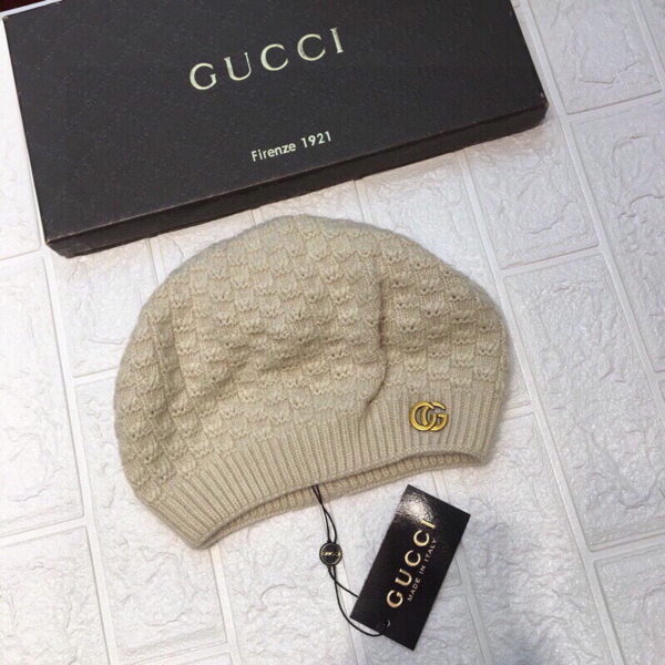 Gucci Beanie & Scarf Set In Beige
