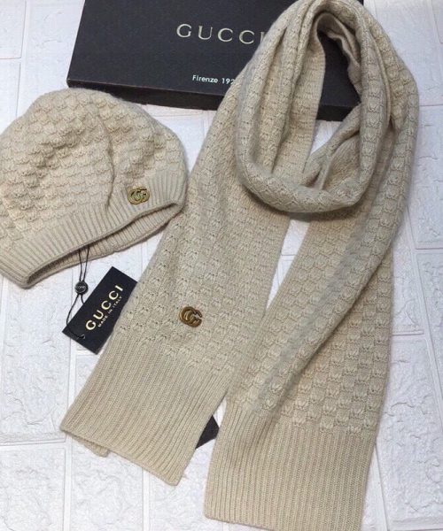 Gucci Beanie & Scarf Set In Beige 