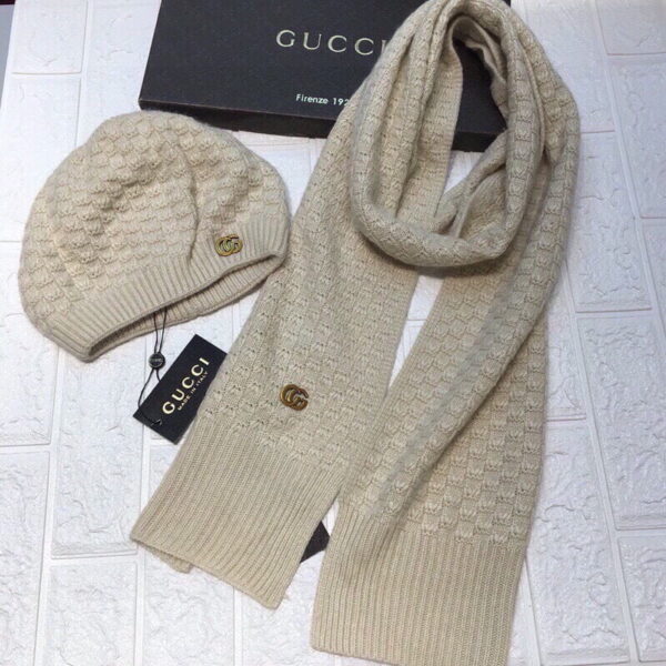 Gucci Beanie & Scarf Set In Beige