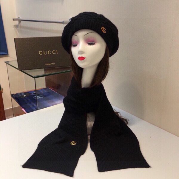 Gucci Beanie & Scarf Set In Black