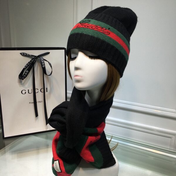 Gucci Beanie & Scarf Set In Black