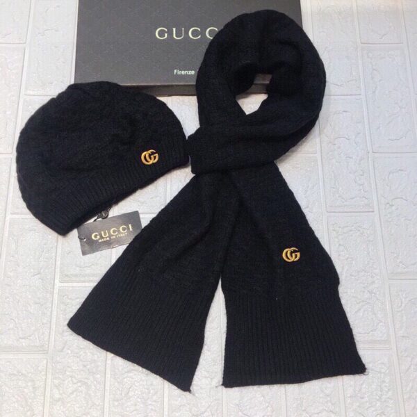 Gucci Beanie & Scarf Set In Black