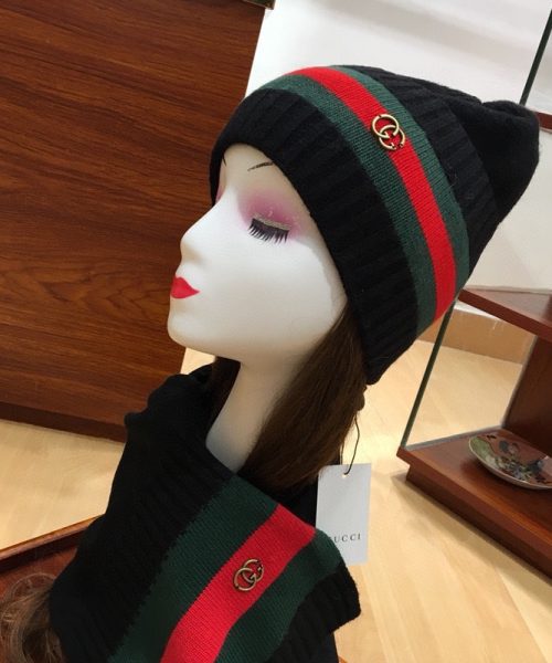 Gucci Beanie & Scarf Set In Black 