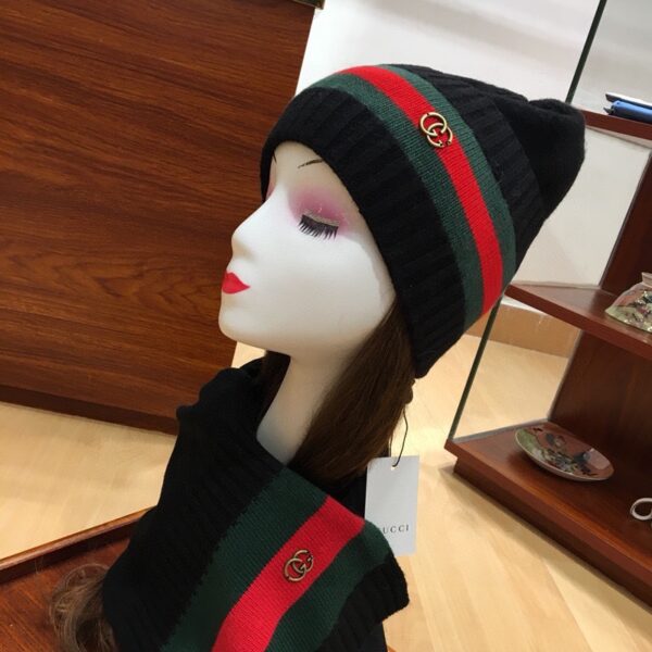 Gucci Beanie & Scarf Set In Black