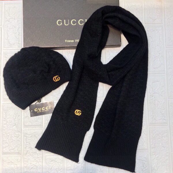 Gucci Beanie & Scarf Set In Black