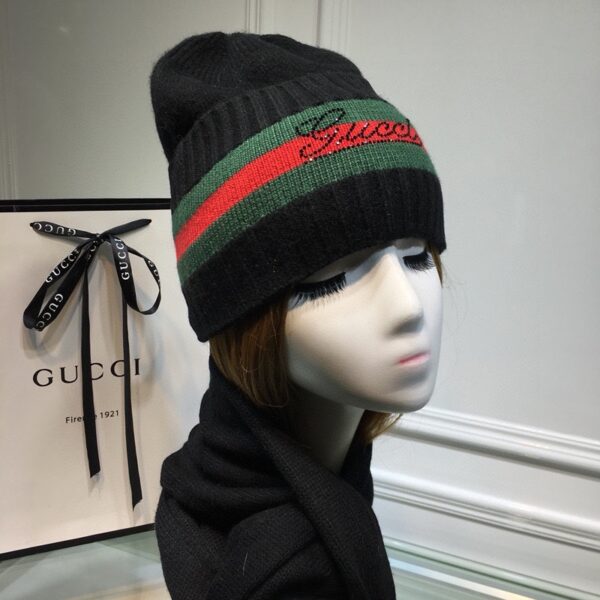 Gucci Beanie & Scarf Set In Black