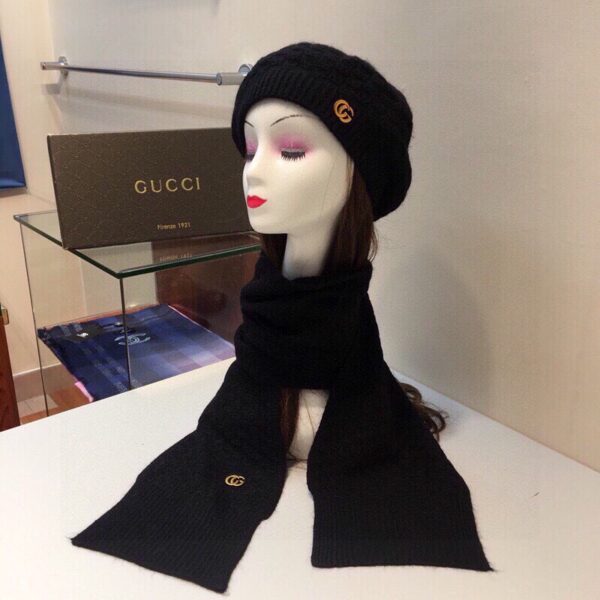 Gucci Beanie & Scarf Set In Black