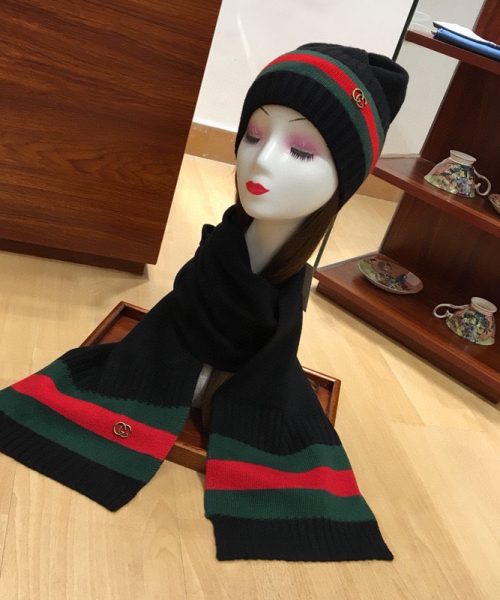 Gucci Beanie & Scarf Set In Black 