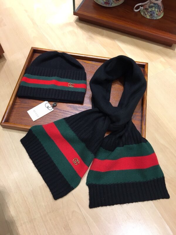Gucci Beanie & Scarf Set In Black