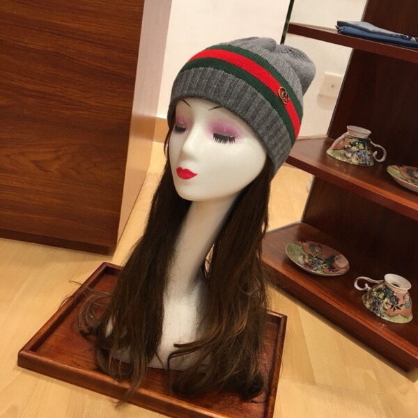 Gucci Beanie & Scarf Set In Grey