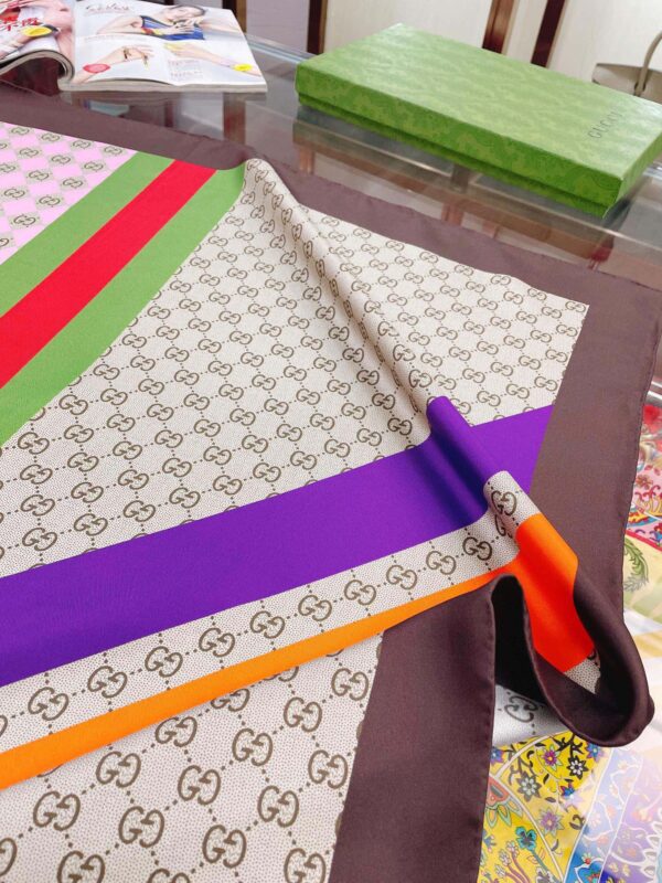 Gucci Geometric GG Print Twill Beige and Dark Green Scarf 90cm/35in ‎682469 3G001 9766 